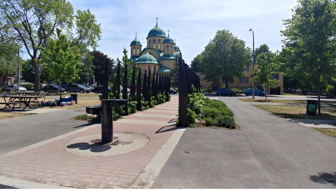 Image 3 : Cathédrale orthodoxe Sainte-Sophie vue du Parc de l’Ukraine. Les arches métalliques végétalisées rappellent le tunnel de l’amour de Klevan en Ukraine (chemin de fer végétalisé perçu comme un symbole ukrainien). Crédit photo : Kim Pawliw