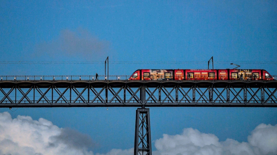 Un tramway de Porto sur un pont. PHOTO : afp via getty images / PATRICIA DE MELO MOREIRA